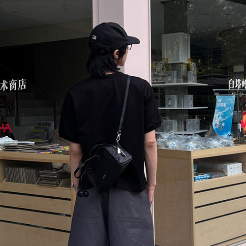 NIN小众设计款个性ins时髦单肩腋下手提枕头包男女生休闲手机小包