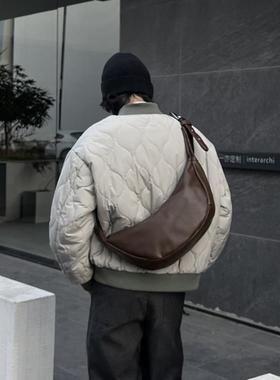 NIN高级感腋下单肩斜挎牛角挎包男女中性风时髦可颂软皮ins托特包