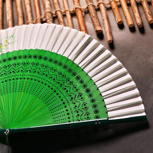 中国风手绘梅花镂空折扇汉服旗袍走秀搭配折叠日式女式舞蹈随身