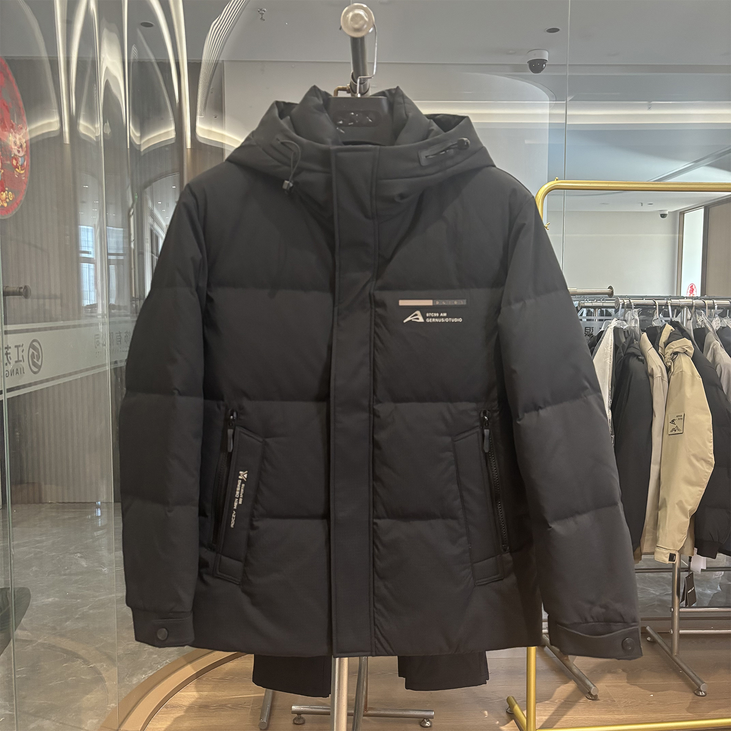 高蓬松防风防水连帽保暖羽绒服