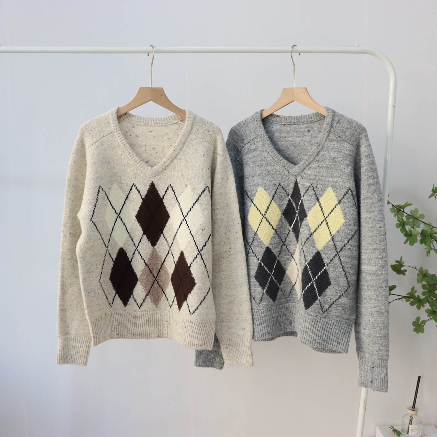 成人V领菱形格羊毛衫