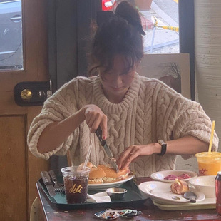 现货  2025冬季新款韩国东大门八奶宽松纯色圆领羊毛麻花针织毛衣