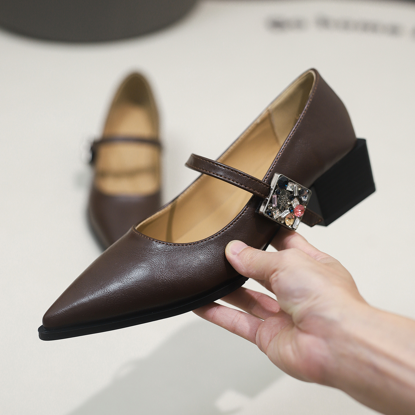 2025秋季法式复古尖头浅口单鞋