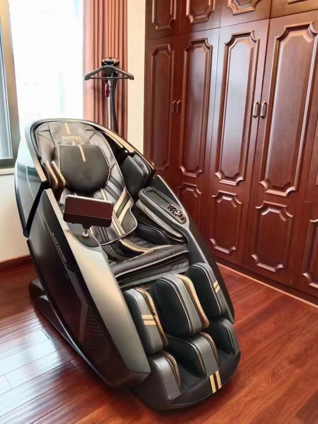 荣泰8900黑豹双机芯按摩椅 智能语音操作 漫威联名款系列。