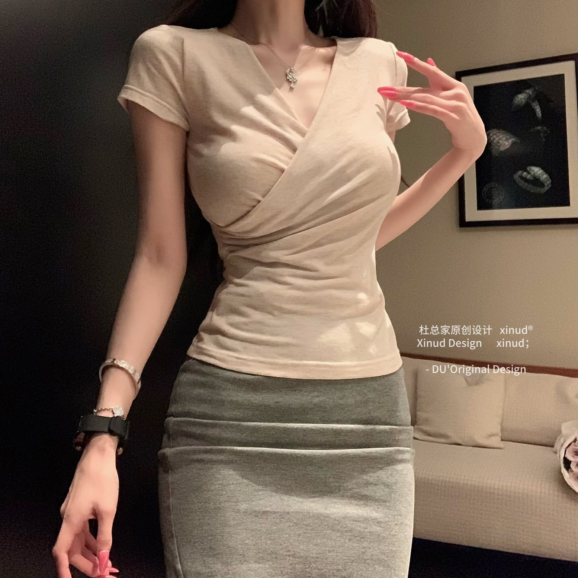 杜总家 瘦瘦心机T*原创美女气质纯欲褶皱v领t恤修身显瘦韩国上衣
