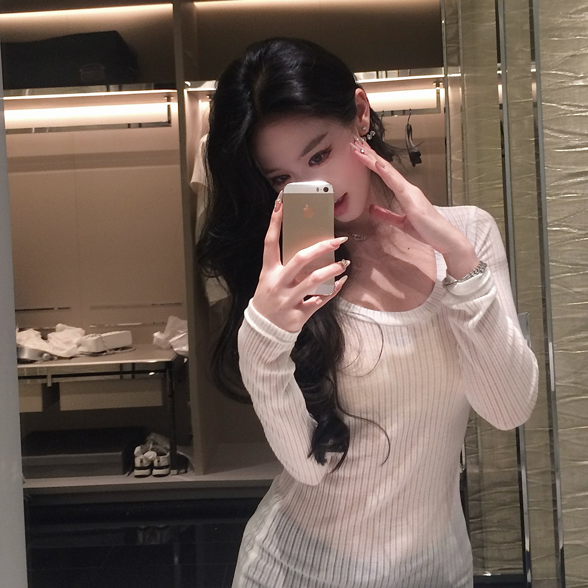 杜总家 素颜美女法*原创简约u领露背美背长袖t恤女初秋宽松白色