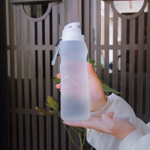 女生户外运动带硅胶可折叠软水杯