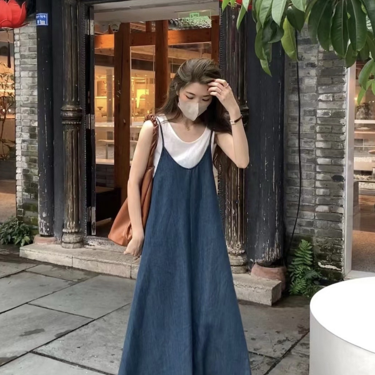 Y.JIA 伊嘉-简约纯色背心+慵懒风宽松长款吊带牛仔连衣裙套装