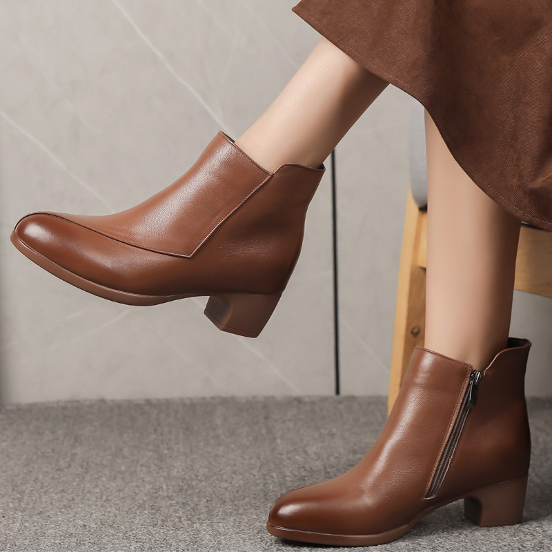 妈妈鞋真皮软底短靴秋冬防滑粗跟女士休闲皮鞋中老年加绒棉鞋大码