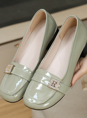 漆皮单鞋2026新款春季真皮软底女士皮鞋粗跟妈妈鞋大码女鞋41-43