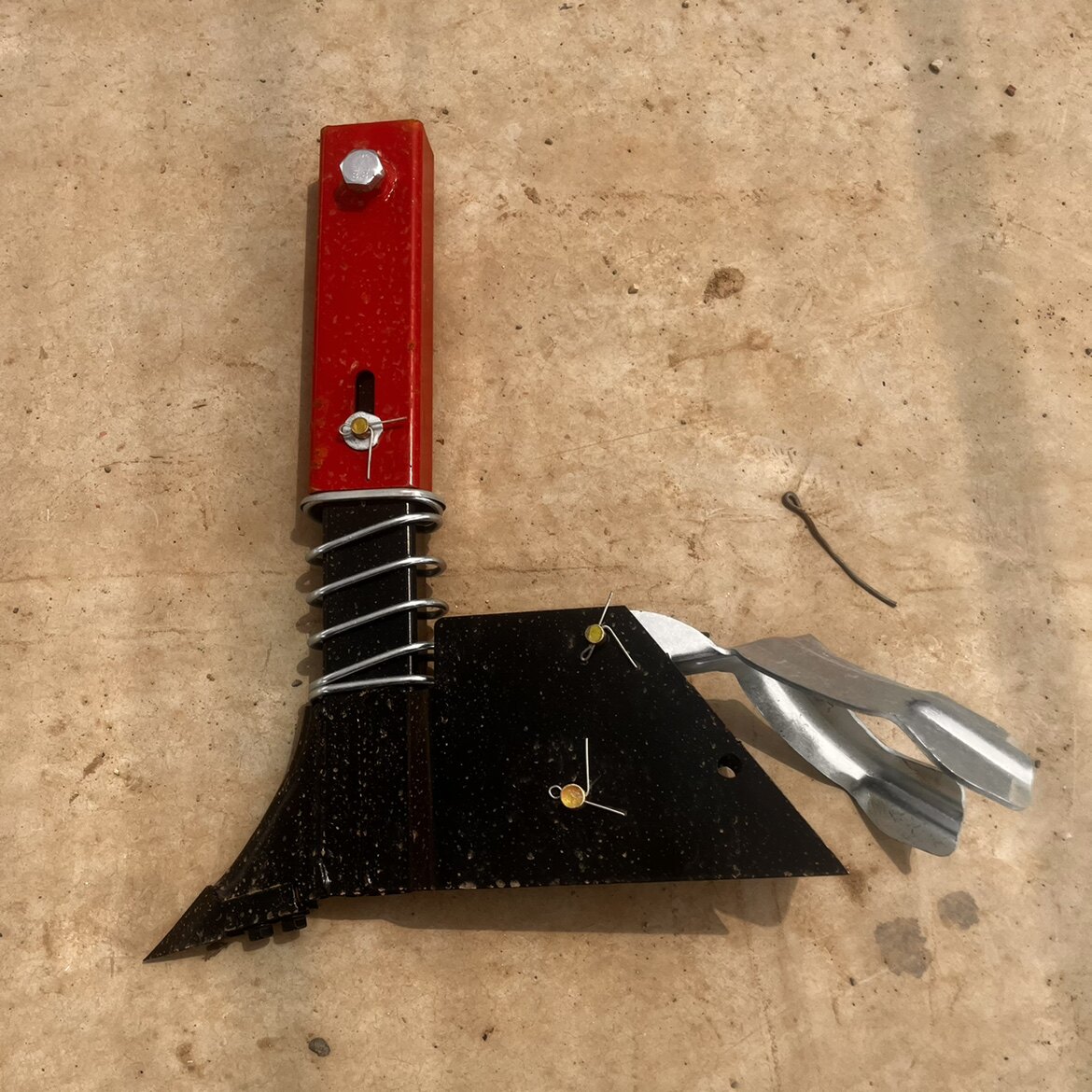 滴灌带开沟器滴灌架拉簧滴灌架子方管塑料套滴灌带架子圆盘开口器