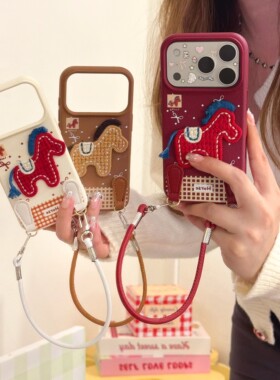 巨好看ins风棕色绒布刺绣小马手拎绳适用iPhone17promax手机壳苹果15pro新款14卡通13情侣红色16保护套刺绣马
