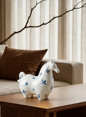 马年新款手工青花骨瓷马到成功摆件客厅玄关电视柜办公高端创意品