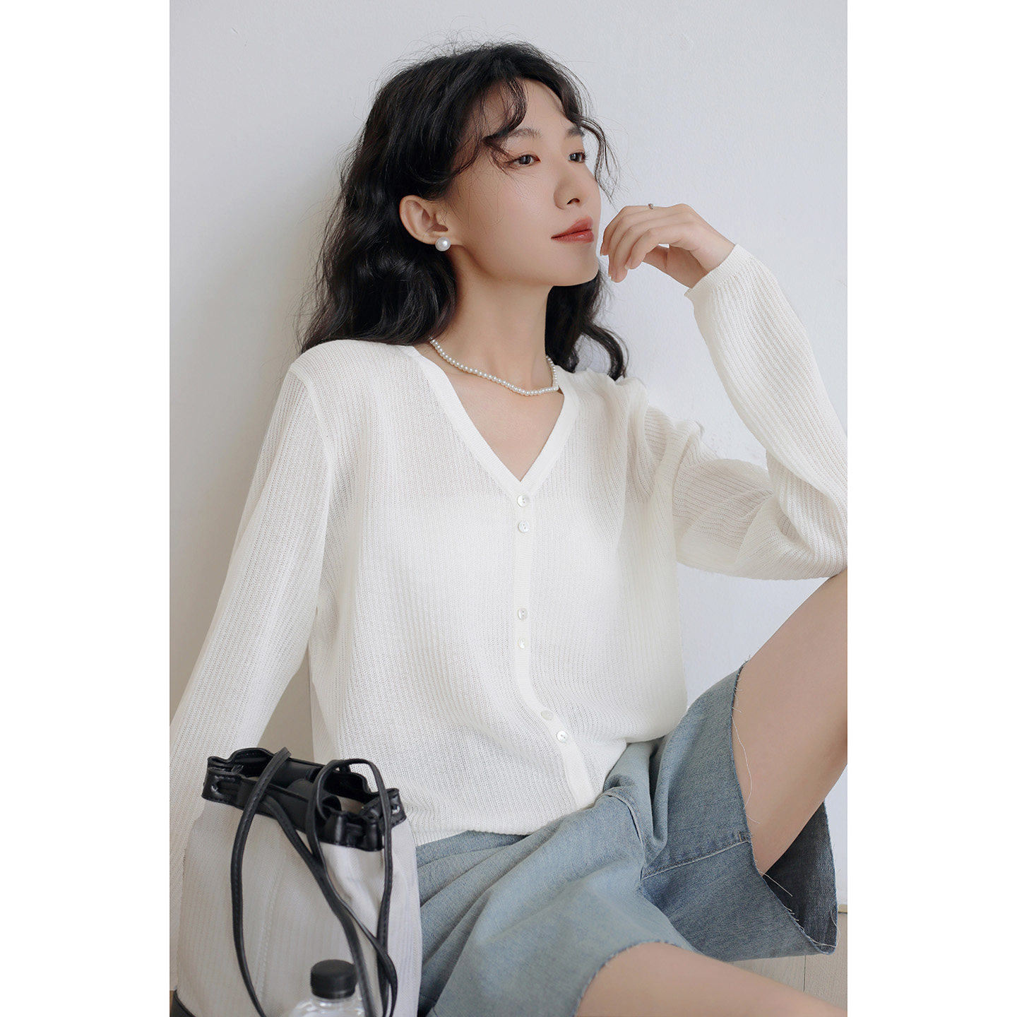 白色V领长袖针织开衫女图片