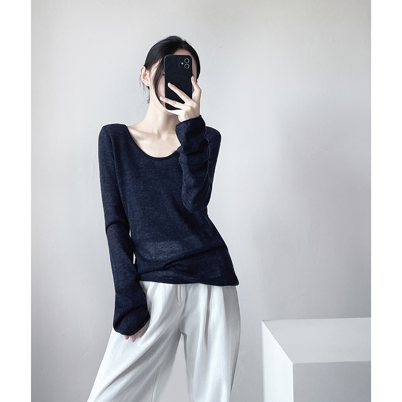 藏青色大U领正肩羊毛针织衫