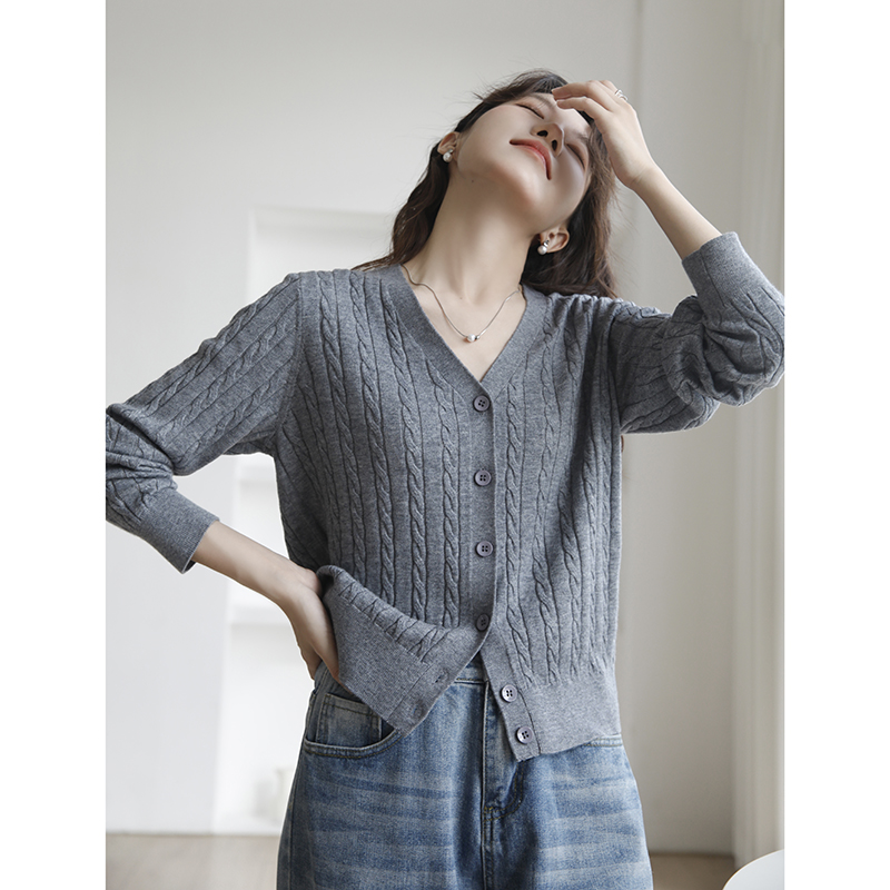 灰色V领麻花长袖毛衣开衫