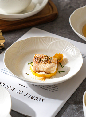 舍里白色浮雕陶瓷盘子家用菜盘碗盘餐具牛排盘西餐餐盘平盘沙拉盘