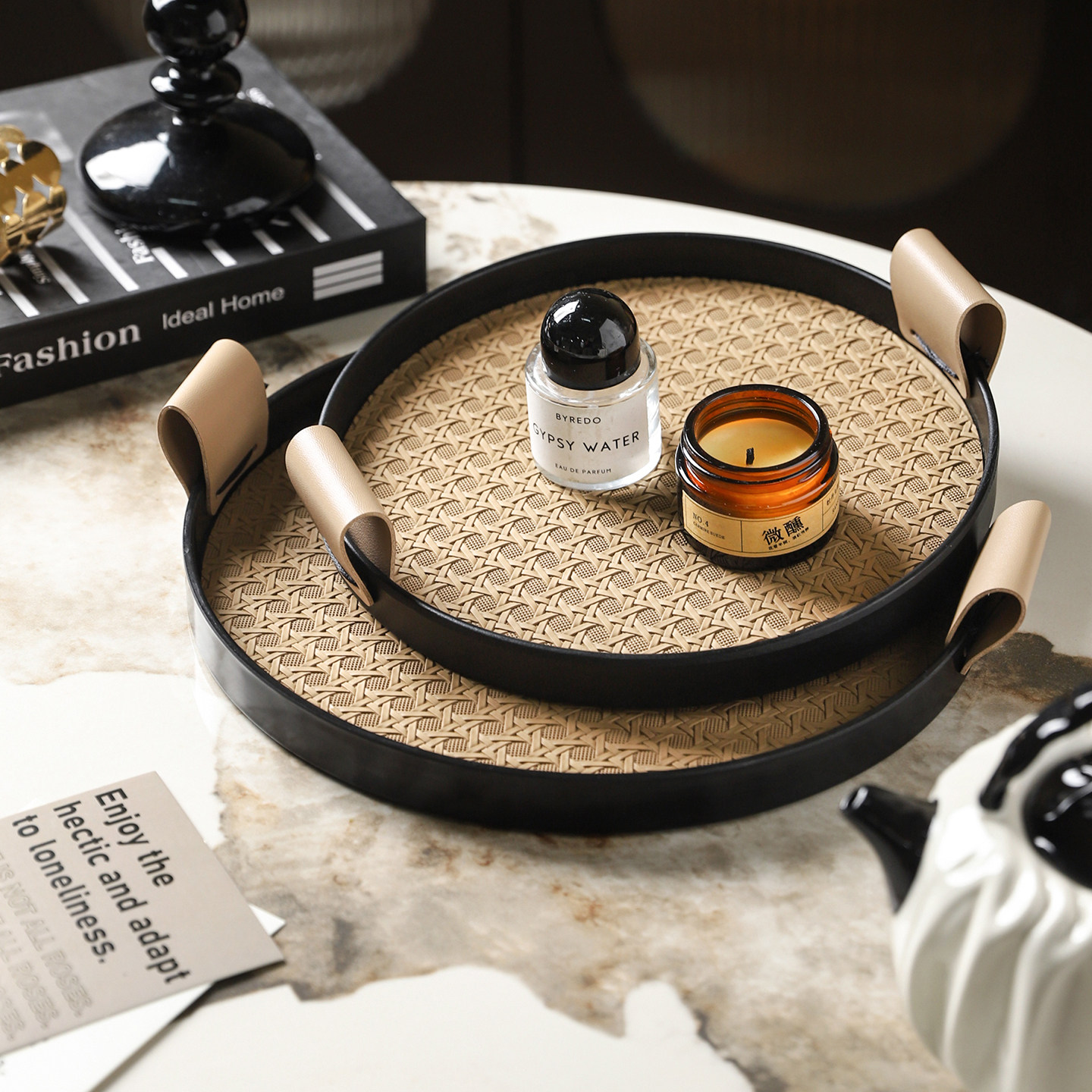 舍里轻奢玄关收纳盘圆形皮革茶盘高颜值香薰托盘家用客厅杯子收纳