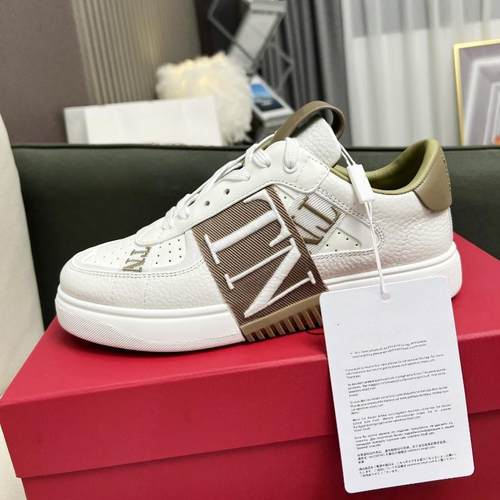 新款字母拼色低帮休闲板鞋厚底