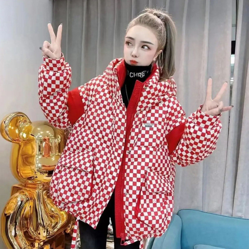 圣诞新年红棋盘格羽绒服女2023冬季宽松韩版连帽白鸭绒保暖外套潮