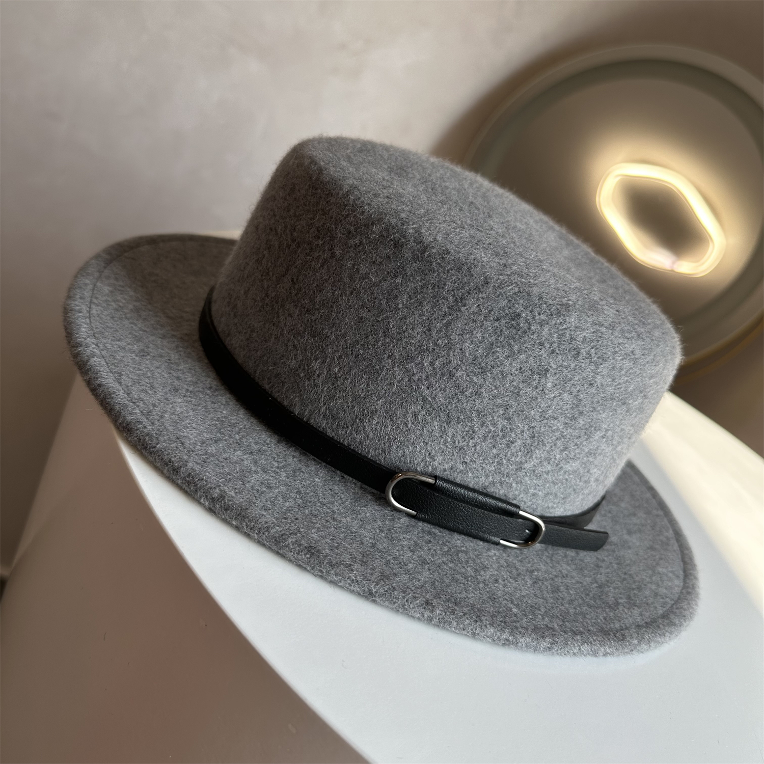 英伦复古羊毛呢平顶礼帽女秋冬显气质灰色皮带扣时尚百搭爵士帽