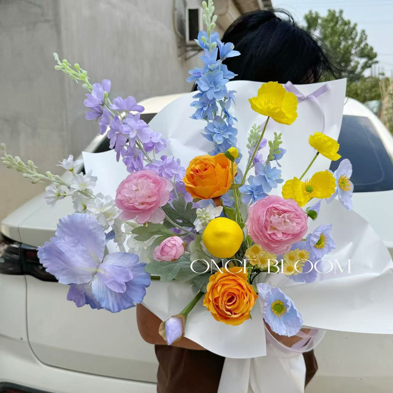 花艺师搭配高级感仿生手捧花橱窗背景莫奈超出片毕业季拍照道具