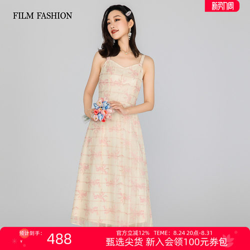 一电影一时装2026夏季新款吊带连衣裙格纹绣花时尚度假风中长款女