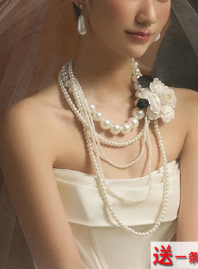 多层珍珠项链配婚纱礼服的饰品