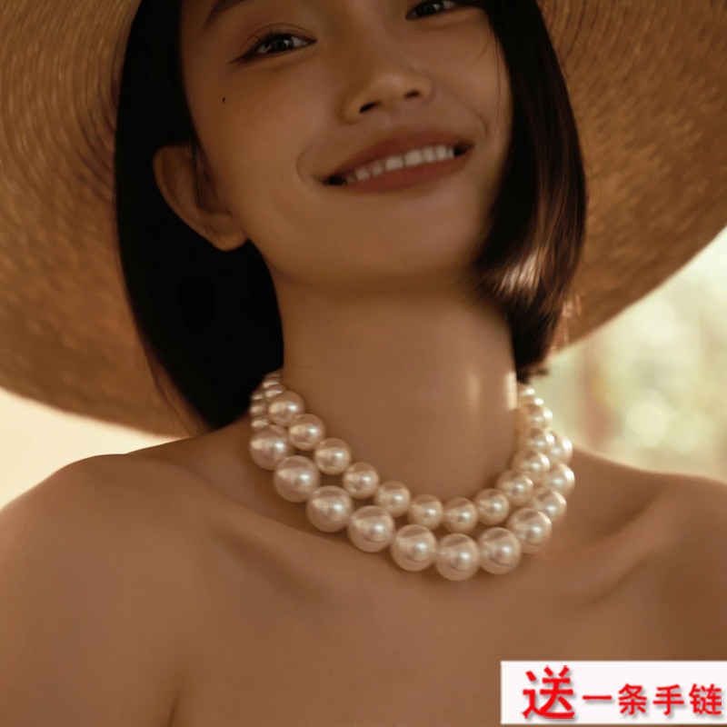 夸张大珍珠项链配婚纱礼服