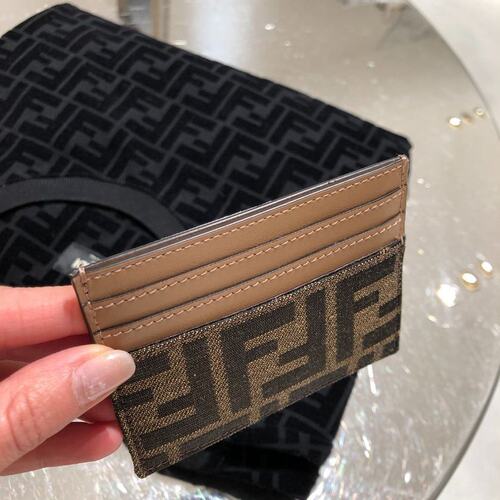 Fendi 徽标卡包 8M0445A98P