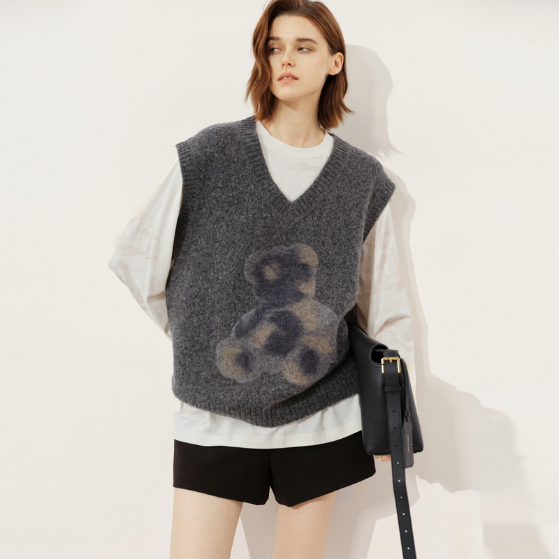uti尤缇2025冬季新款 趣味小熊V领针织马甲女背心毛衫UL4D1194383