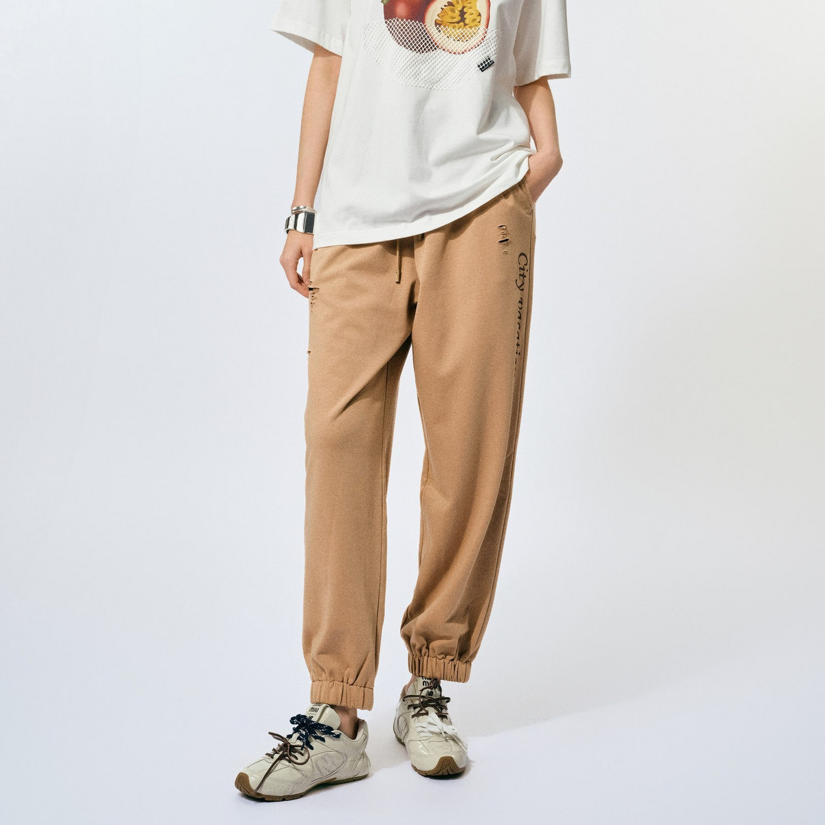 uti尤缇2024夏季新款卡其色破洞束脚运动裤女休闲长裤UJ230203373