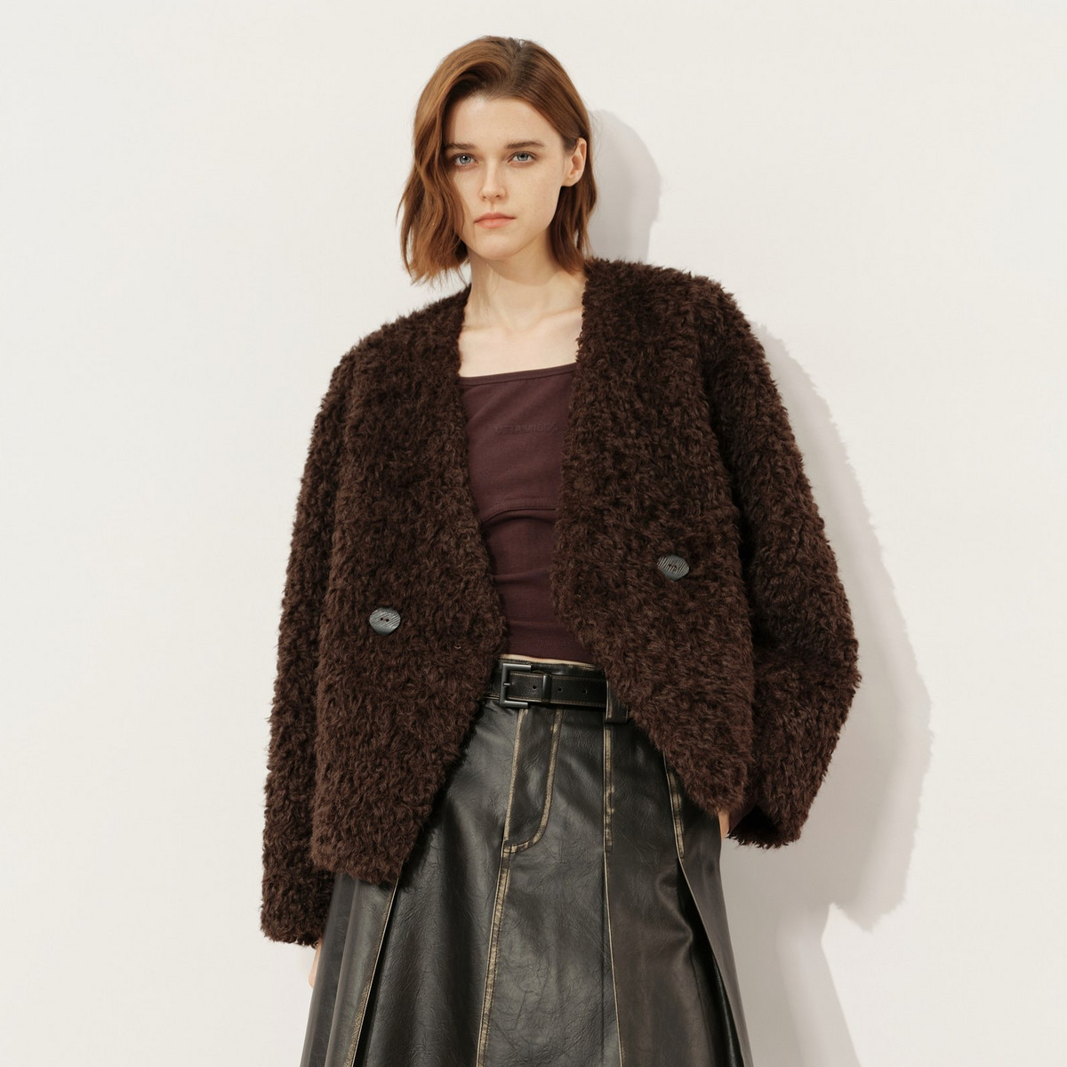 uti尤缇2025冬季新款 贵气环保仿羊羔绒咖色V领外套女UL4D0791709