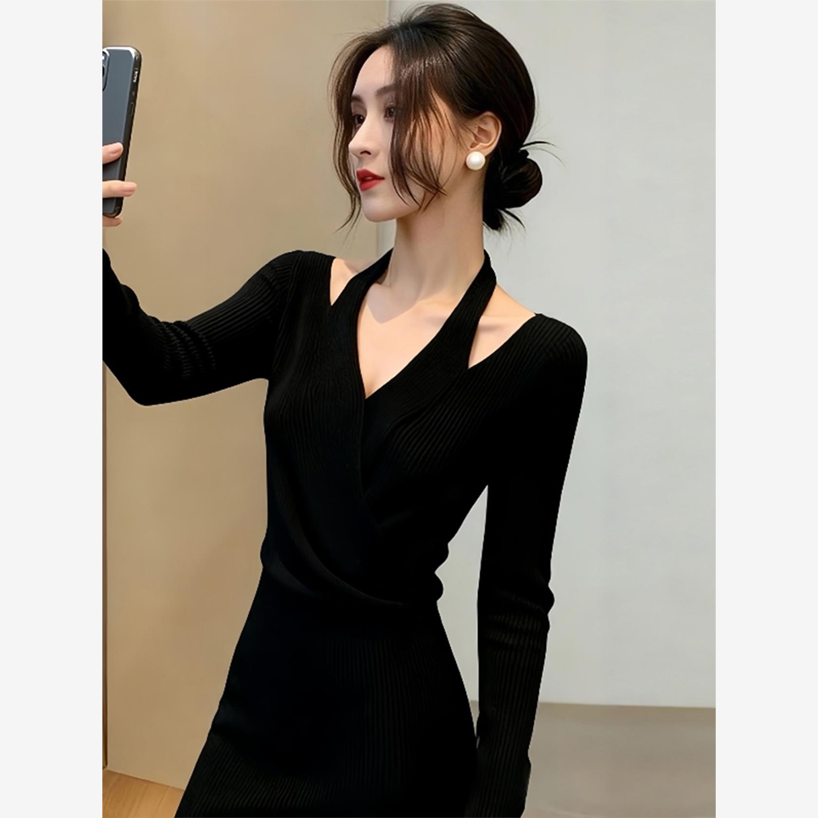 黑色挂脖修身连衣裙女2025年秋季新款御姐轻熟绝美穿搭秋冬小黑裙