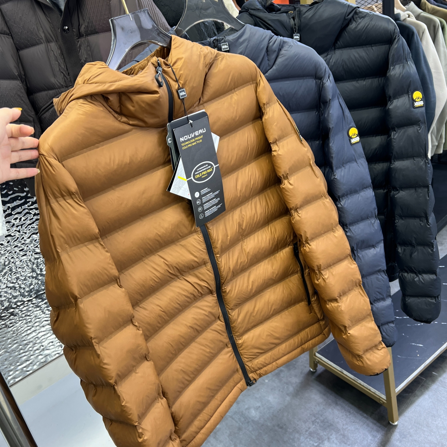 全身压胶轻盈有型户外连帽棉服男