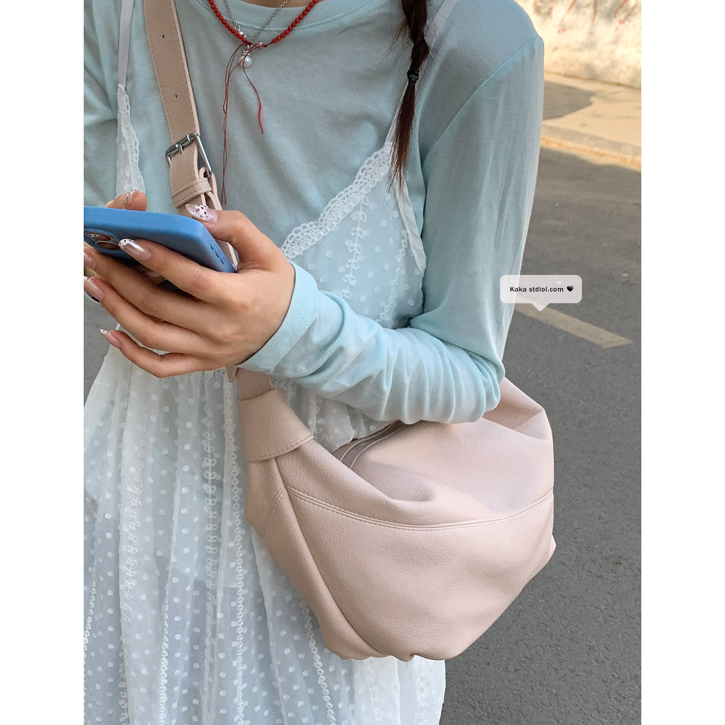 韩国大容量斜挎包包女2026新款潮时尚学院牛角包单肩托特包