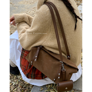 韩系麂皮绒腋下包包女冬季2025新款潮时尚复古保龄球包高级单肩包