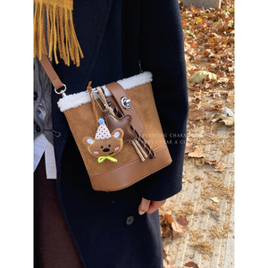 美拉德风麂皮绒水桶包包女2025新款潮时尚复古水桶包百搭斜挎包