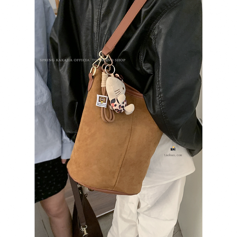 复古小众腋下包包女秋季2024新款潮时尚复古水桶包仿鹿皮绒斜挎包