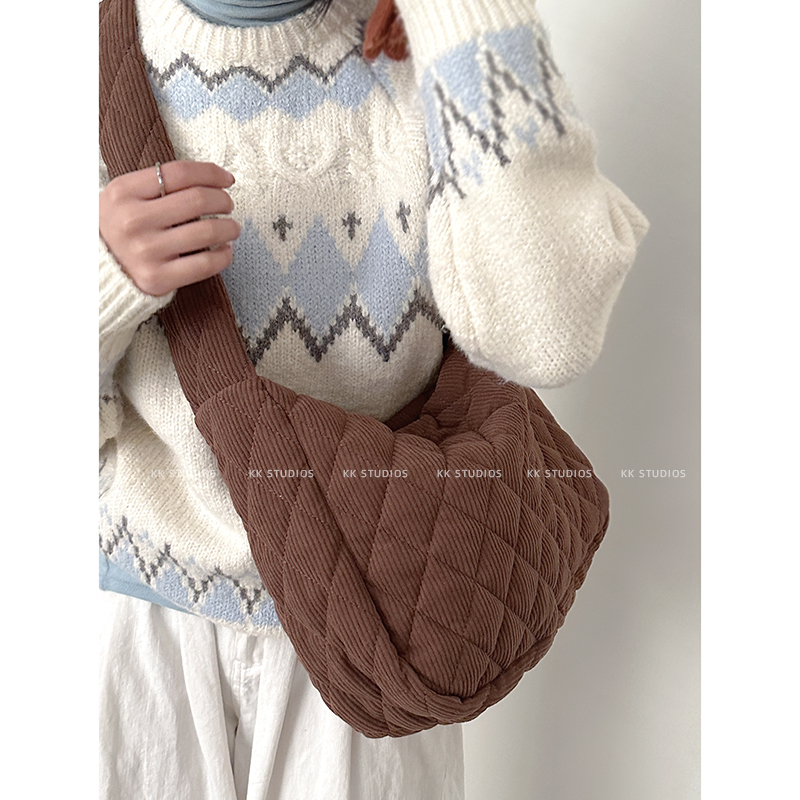 卡乐儿灯芯绒大容量斜挎羽绒包