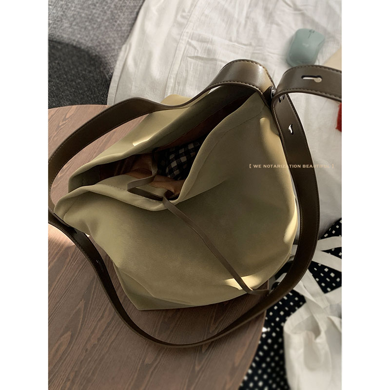 撞色卡乐儿斜挎水桶包复古大容量