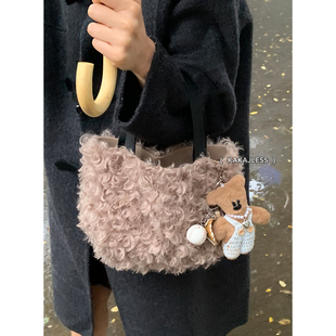 韩国手提羊羔毛包包女秋冬2025新款潮时尚水桶包百搭毛毛包