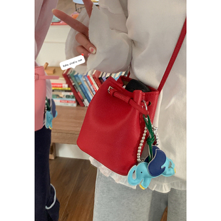 超火红色包包女2025新款 韩国水桶包春夏百搭单肩斜挎包 潮时尚