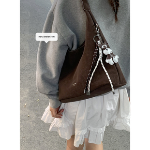 复古小众腋下包包女秋冬2025新款 废土风托特包简约大容量包 潮时尚