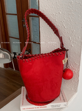 复古红色新年包包女2025新款潮时尚麂皮绒水桶包高级大容量腋下包
