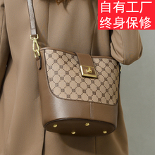 真皮女包2025新款时尚大容量牛皮复古印花气质水桶包手提单肩斜挎