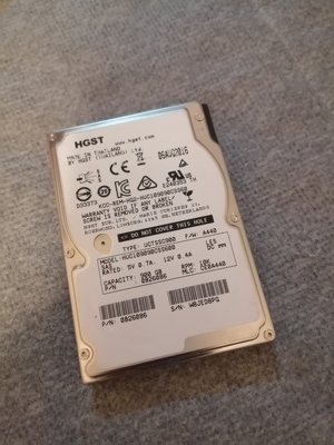 日立900G服务器专用硬盘SAS接口2.5英寸15mm厚成色好无坏道包测试