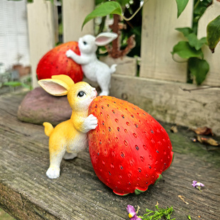 可爱草莓兔子摆件花园庭院装饰品树脂工艺品户外草坪造景布置摆设