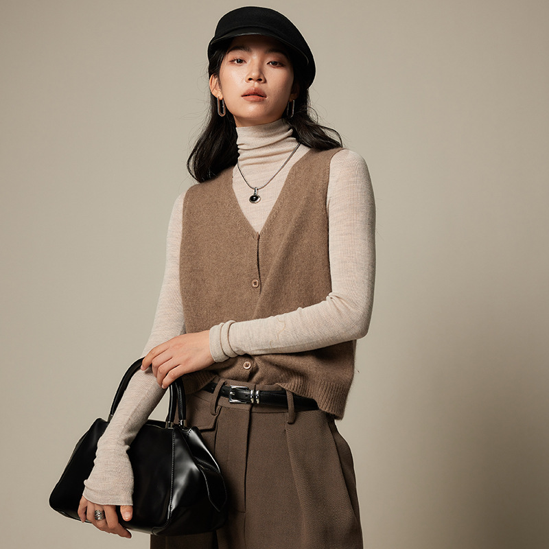 PRISCA叠穿浣熊绒针织马甲背心女外套25秋冬V领单排扣羊毛开衫