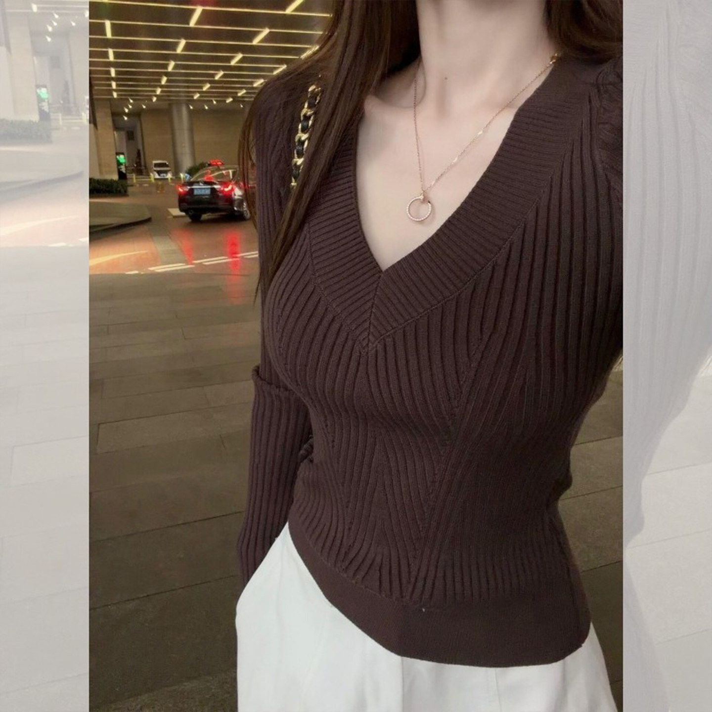 高级感咖色v领针织打底衫女秋冬绝美巨好看气质修身内搭毛衣上衣